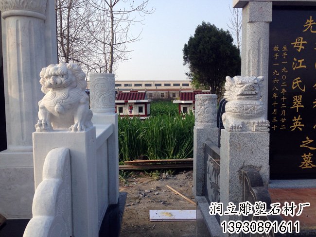 墓地石獅子